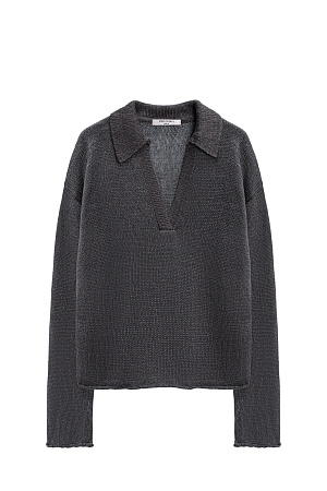 графит Трикотажный джемпер из 100% льна с воротником поло. Модель свободного силуэта, со спущенной линией плеча, длинными рукавами, V-образным вырезом горловины и валиками по нижнему краю изделия.