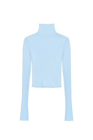 голубой Укороченная трикотажная водолазка из вискозы. Модель приталенного силуэта, с длинными расклешенными рукавами и воротником-стойкой.