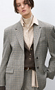 Однобортный жакет в клетку гленчек. Модель прямого кроя с лацканами, боковыми карманами с клапанами и нагрудным карманом. Застежка на две пуговицы. Изделие выполнено на подкладке.