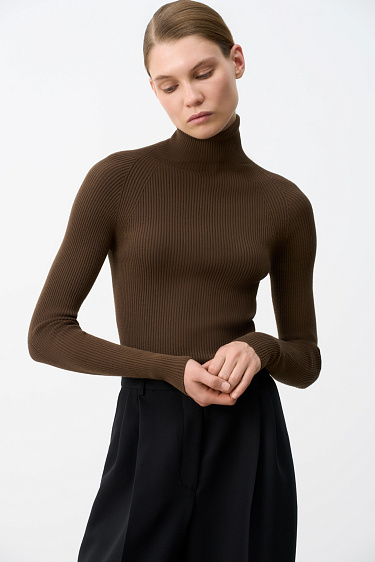 Цельновязаная водолазка в рубчик