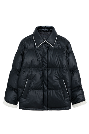 черный Утепленый пуховик из экокожи. Модель свободного силуэта с боковыми карманами и воротником-стойкой. Застежка на потайную молнию и кнопки. На подкладке.