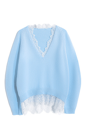 голубой Трикотажный джемпер из 100% хлопка. Модель свободного силуэта с рукавом реглан и V-образным вырезом. Вырез и низ изделия декорированы кружевом контрастного цвета.