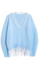Трикотажный джемпер из 100% хлопка. Модель свободного силуэта с рукавом реглан и V-образным вырезом. Вырез и низ изделия декорированы кружевом контрастного цвета.