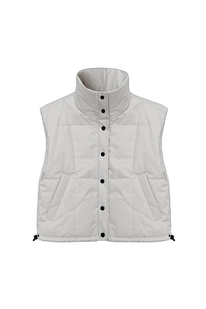 серый Утепленный жилет с воротником-стойкой. Модель приталенного силуэта с застежкой на кнопки.