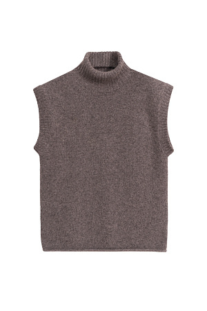 коричневый Трикотажный жилет с высоким воротом. Содержание в пряже 40% натурального пуха лисы делает жилет теплым и в тоже время очень легким. Дополнить образ можно юбкой в таком же стиле.