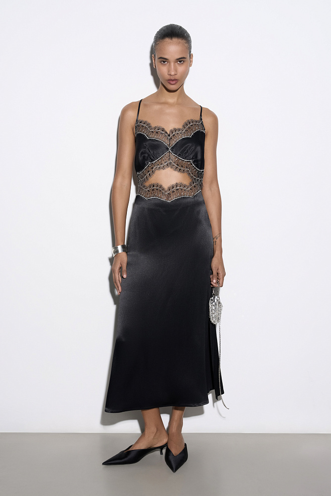 Атласное платье макси с кружевом