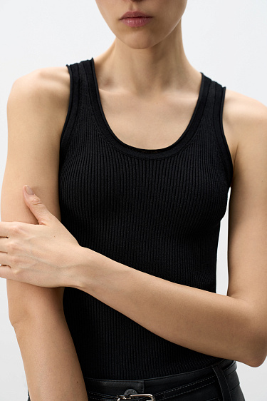 Трикотажная майка с глубоким вырезом