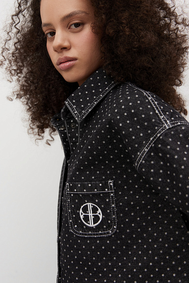 Джинсовая рубашка в горошек