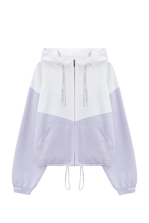 сиреневый Трикотажный бомбер из вискозы с добавлением эластана. Модель выполнена в спортивном стиле, с капюшоном на шнурке и карманами. Низ изделия регулируется кулиской. Манжеты на резинке. Застежка на молнию.