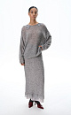Трикотажная юбка из шерсти мериноса экстрафайн и альпака экстрафайн. Модель А-силуэта с широким поясом на резинке. Подол изделия декорирован кружевом.