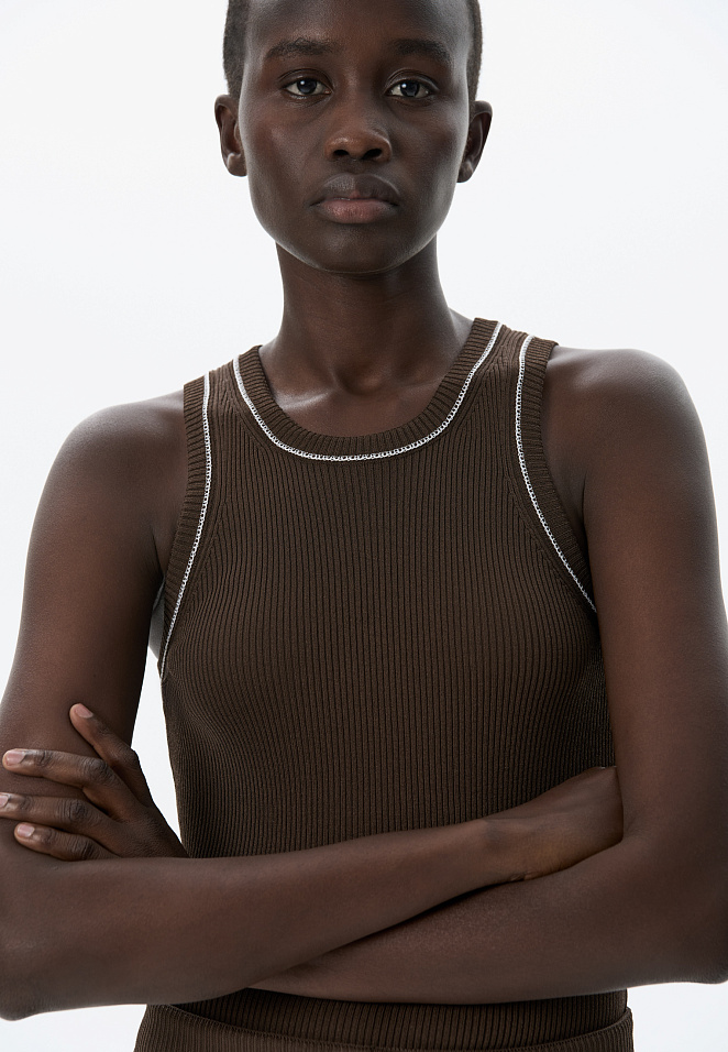 Трикотажный топ с контрастной строчкой