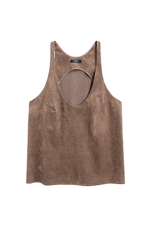 бежевый Топ из ткани с имитацией внешнего вида и свойств натуральной замши. Модель свободного силуэта на тонких бретельках и глубоким вырезом декольте.