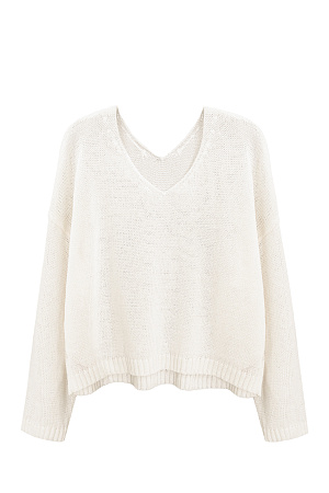 молочный Трикотажный джемпер из 100% льна с V-образным вырезом. Модель прямого силуэта с длинным рукавом и удлиненной спинкой. Края изделия выполнены в рубчик.