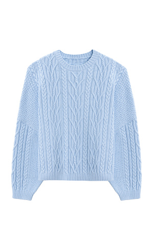голубой Трикотажный джемпер из вискозы и хлопка. Модель свободного силуэта со спущенной линией плеч, объемными рукавами и круглым вырезом горловины. Изделие декорировано фактурной вязкой в виде кос разной толщины. Края выполнены в рубчик. 