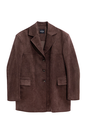 коричневый Однобортный жакет из ткани с имитацией внешнего вида и свойств натуральной замши. Модель с классическим отложным воротником и боковыми карманами с клапанами. Отделка строчкой в тон. Застежка на три пуговицы. Изделие на подкладке.