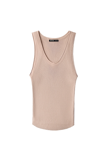 Трикотажная майка с глубоким вырезом