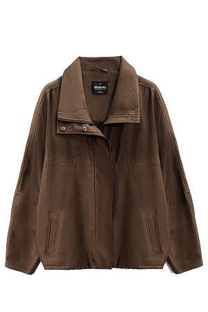 коричневый Бомбер из вискозы с воротником-стойкой. Модель свободного силуэта со спущенной линией плеча и боковыми карманами. Низ изделия выполнен на резинке. Застежка на молнию под планкой с кнопками.