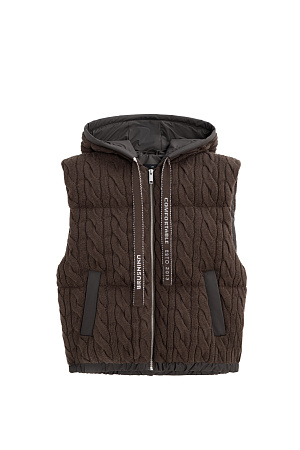 коричневый Стеганый жилет на пуху с трикотажным верхом, выполненным объемными косами из мягкой шерсти. Модель прямого кроя, с капюшоном и двумя карманами. Низ изделия выполнен на резинке. На подкладке. 