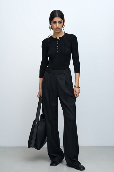 Топ в широкий рубчик с V-образным вырезом