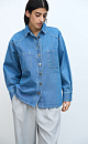 Джинсовая рубашка из 100% хлопка. Модель прямого кроя, с классическим отложным воротником, накладными карманами на груди, манжетами и застежкой на металлические пуговицы. Изделие без подкладки. 