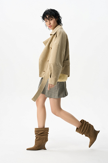 Двубортный короткий тренч под замшу