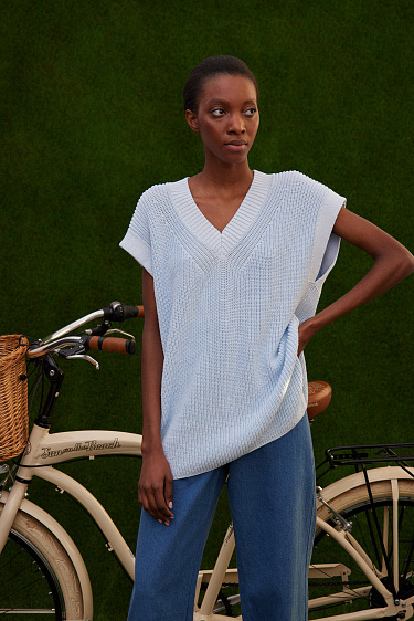 Жилет из хлопка с V-образным вырезом