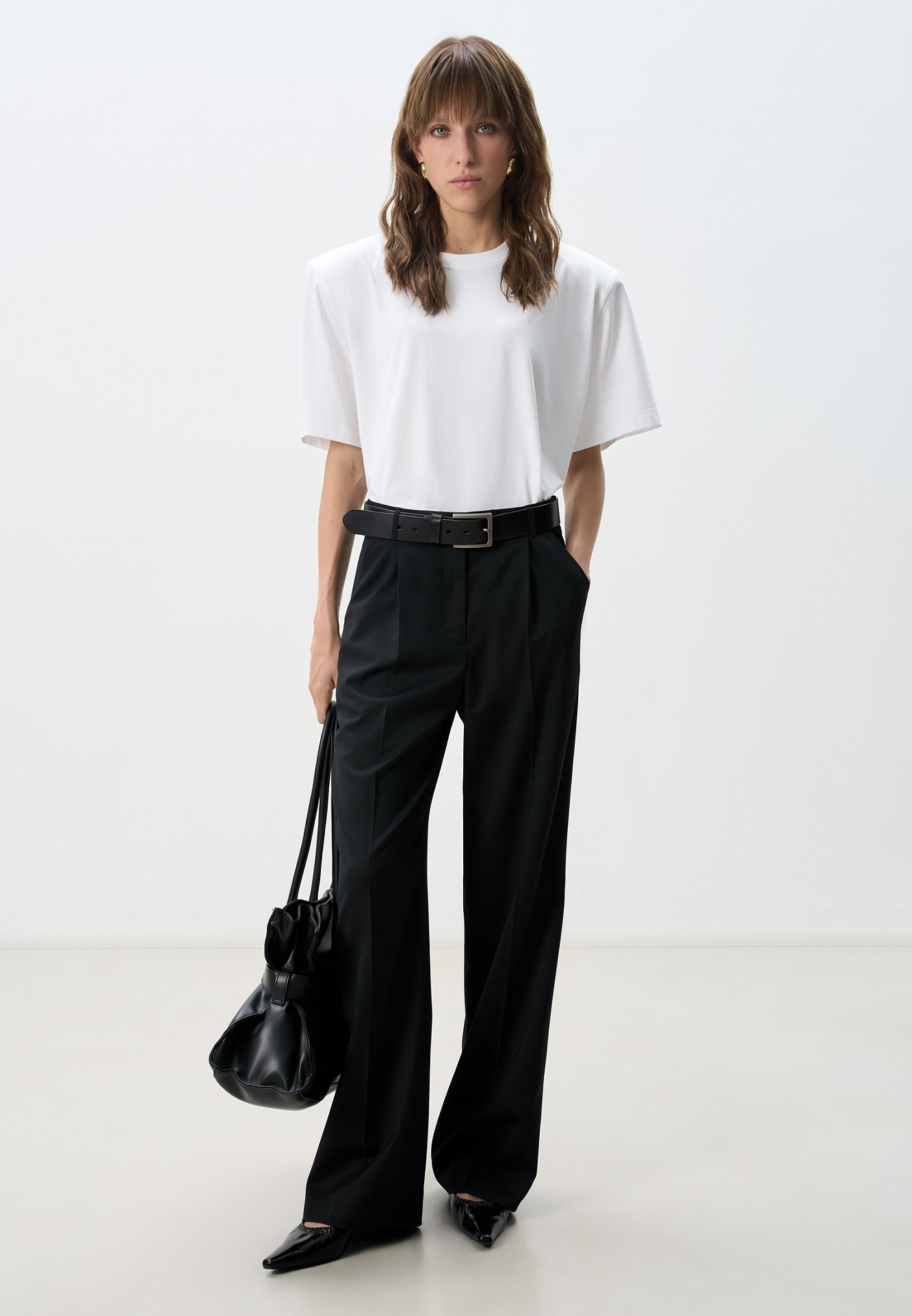 Футболка из 100% хлопка. Модель с подплечниками, короткими рукавами и круглым вырезом горловины.