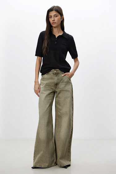 Прямые джинсы с небольшим расклешением