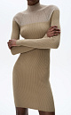 Трикотажное платье длины мини из вискозы в рубчик. Модель приталенного силуэта, с длинными рукавами и воротником-стойкой. Верх изделия выполнен из тонкой пряжи, создавая акцент на зону плеч.