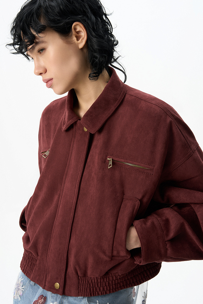 Бомбер из замши с отложным воротником