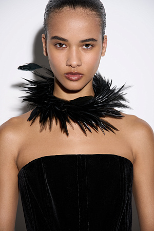 черный Широкое колье из перьев.