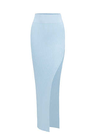 голубой Трикотажная юбка длины макси с разрезом. Облегающий силуэт из вискозы с эластичным поясом в рубчик. Дополнить образ можно топом с открытой спиной из этой же коллекции.
