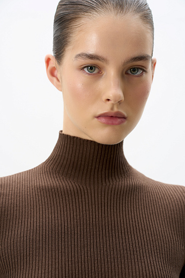 Трикотажное платье мини в рубчик