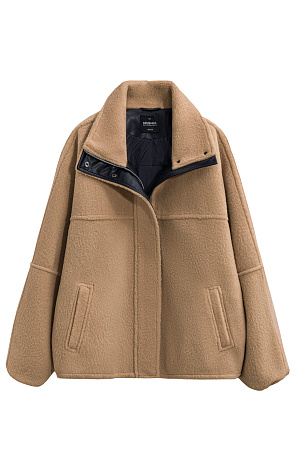 бежевый Шуба из экомеха с воротником-стойкой. Модель свободного силуэта с боковыми карманами, объемными швами и манжетами на резинке. Застежка на молнию под планкой с кнопками, декорированной экокожей.