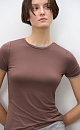 Футболка из модала облегающего силуэта. Модель с коротким рукавом и круглым вырезом горловины.