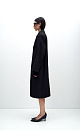 Двубортное тонкое пальто из поливискозы с карманами по бокам. Застежка на пуговицы.
