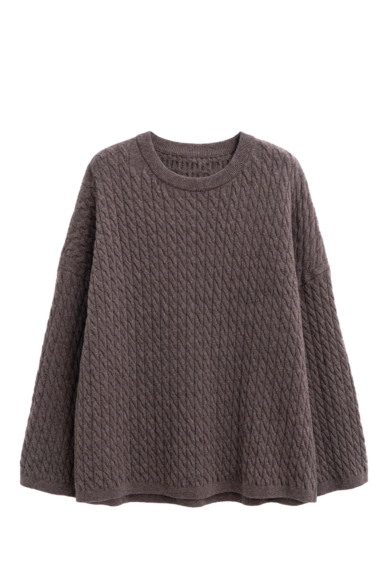 Трикотажный джемпер с объемными косами из 100% шерсти мериноса экстрафайн. Модель свободного силуэта, со спущенной линией плеч, круглым вырезом горловины, оформленным двойной бейкой. Края изделия выполнены в мелкий рубчик.