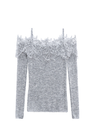 серый Трикотажный лонгслив из шерсти мериноса экстрафайн и альпака суперфайн. Модель по фигуре на тонких бретелях с длинными рукавами и открытой линией плеч. Декольте декорировано кружевом.