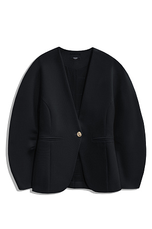 черный Однобортный жакет из вискозы. Модель без лацканов с большими объемными рукавами и боковыми прорезными карманами. Изделие выполнено на подкладке. Застежка на одну пуговицу.