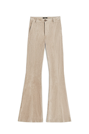 бежевый Брюки клеш из ткани с имитацией внешнего вида и свойств натуральной замши. Модель&nbsp;&nbsp;со шлевками на поясе для ремня, боковыми карманами и стрелками. Застежка на&nbsp;&nbsp;пуговицу и молнию. Отделка строчкой в тон.