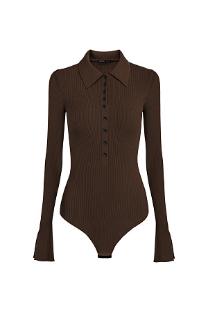 коричневый Трикотажное боди из вискозы. Модель облегающего силуэта с длинными рукавами, воротником поло и пуговицами на планке. Застежка в виде крючков в нижней части изделия.