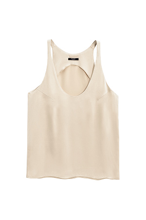 молочный Майка из атласной вискозы. Модель свободного силуэта на тонких бретельках и глубоким вырезом декольте.