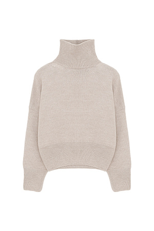 бежевый Трикотажный джемпер с шерстью альпака. Модель свободного силуэта с высоким воротником, спущенной линией плеча и длинными рукавами. Манжеты и низ изделия в рубчик.