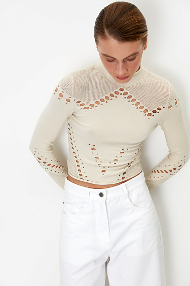 Водолазка из вискозы с перфорацией