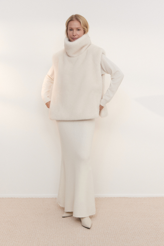 Жилет из экомеха с воротником-стойкой