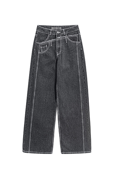 Джинсы с асимметричной деталью на поясе