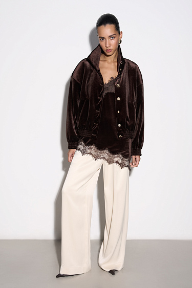 Бархатный бомбер с воротником-стойкой