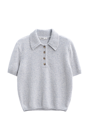 серый Трикотажная футболка из пуха лисы. Модель прямого силуэта с воротником-поло на пуговицах. Воротник и края изделия выполнены в рубчик.