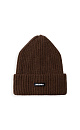 Шапка из шерсти альпака с отворотом и логотипом бренда.