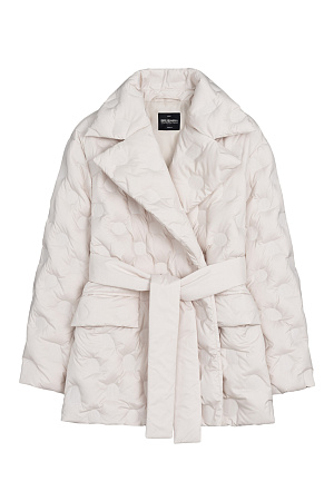 молочный Утепленный пуховик на запах. Модель свободного силуэта с карманами спереди и поясом в тон. Изделие декорировано брендированным тиснением. На подкладке.